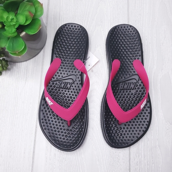womens pink nike flip flops